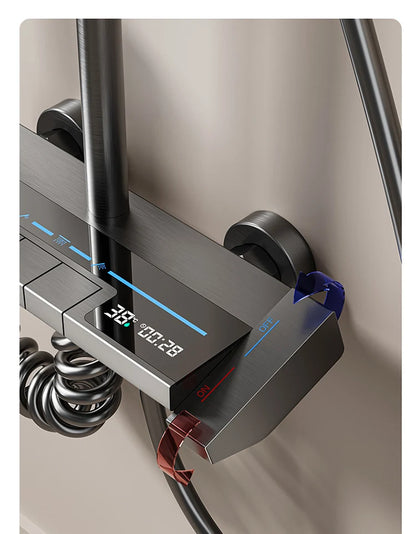 Sistema de ducha con luz ambiental y botones de piano grises, pantalla digital, grifos tipo lluvia y cabezal de ducha.