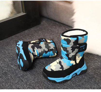 Zapatos de invierno 2025 para niños, de felpa, impermeables, antideslizantes, con suela de goma, botas de nieve cálidas a la moda para exteriores.