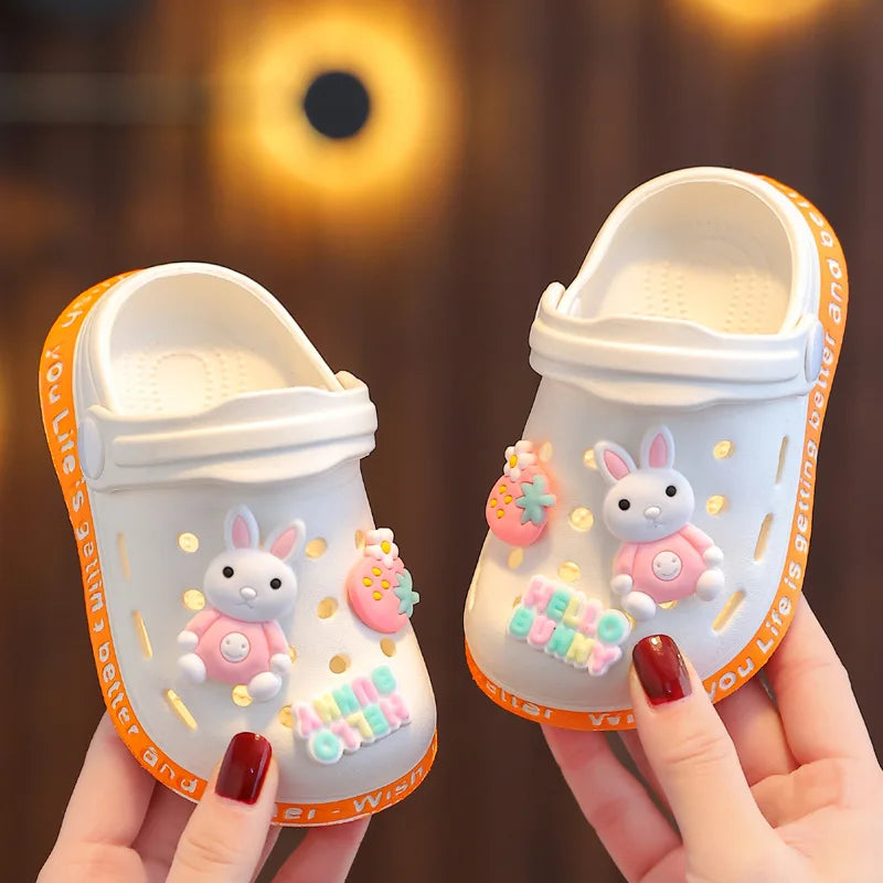 Sandalias de verano para niñas y bebés: zapatillas de interior de suela suave para niños pequeños con dibujos animados, zapatos huecos transpirables para niños.