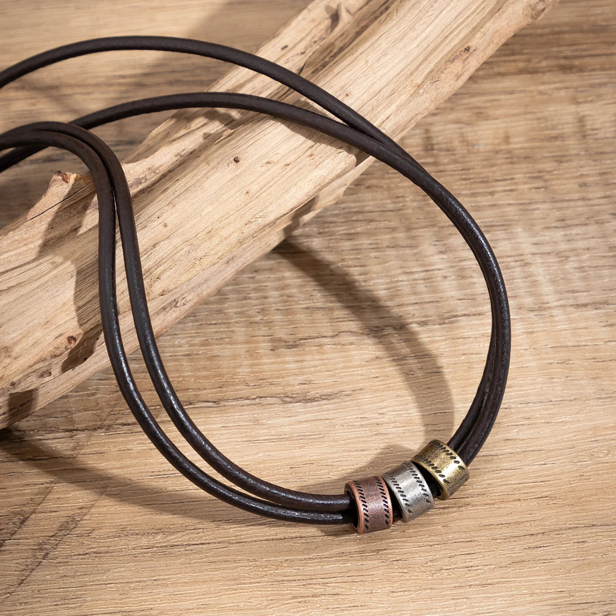 Gargantilla vintage de cuero sintético con cuentas de metal para hombre, collar moderno para el cuello, accesorios 2023, joyería de moda, regalo para hombre