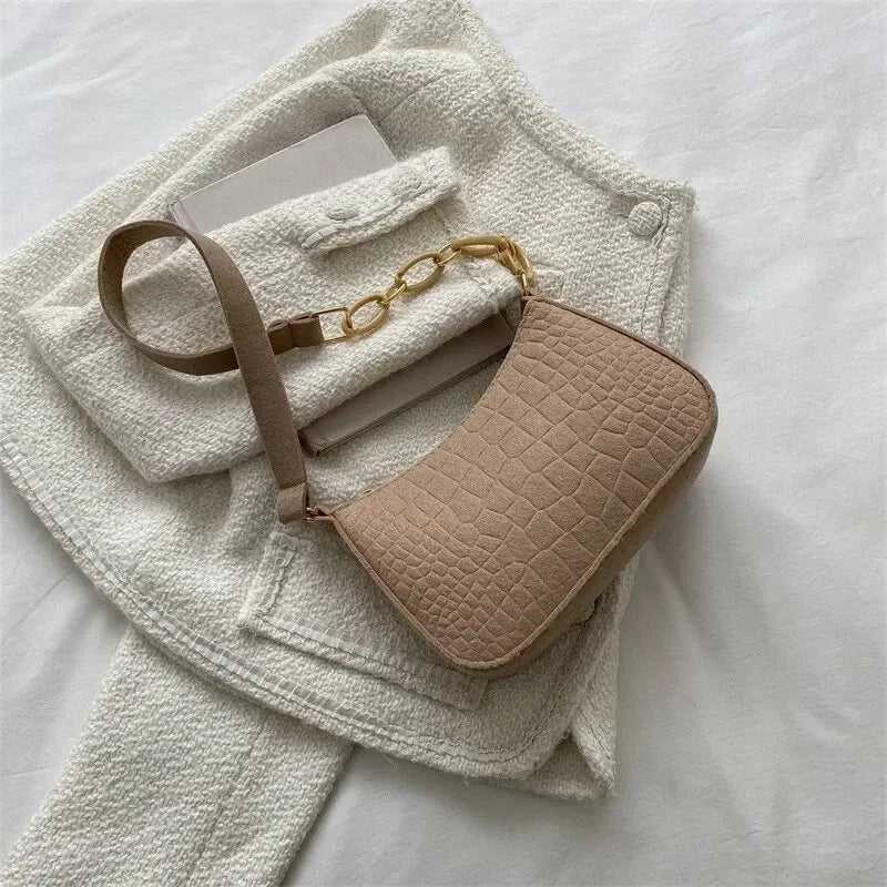 Bolso pequeño cuadrado estilo retro, popular, de temperamento suave, para el hombro, de otoño 2024, a la moda, informal, tipo yanqui, para las axilas.