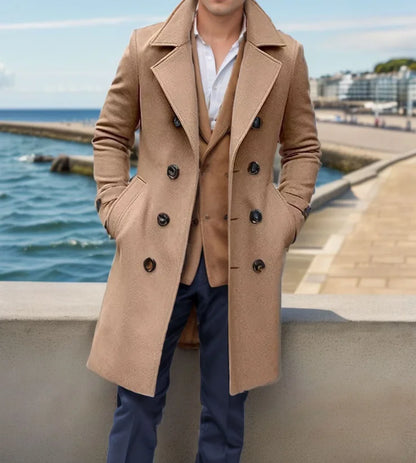 Abrigo de lana y mezclas para hombre, de manga larga, estilo casual, con cuello clásico, corte ajustado y confeccionado en colores lisos. Disponible en 10 colores.