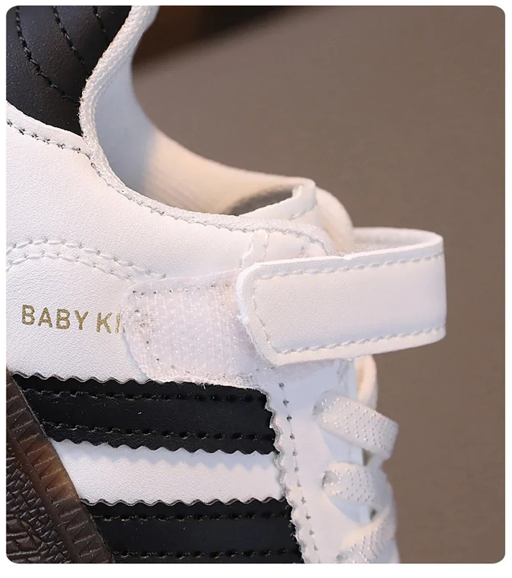 Zapatos descalzos de primavera 2025 para niños, zapatillas de deporte de moda para niños y niñas, zapatillas de tenis de suela blanda para niños pequeños.