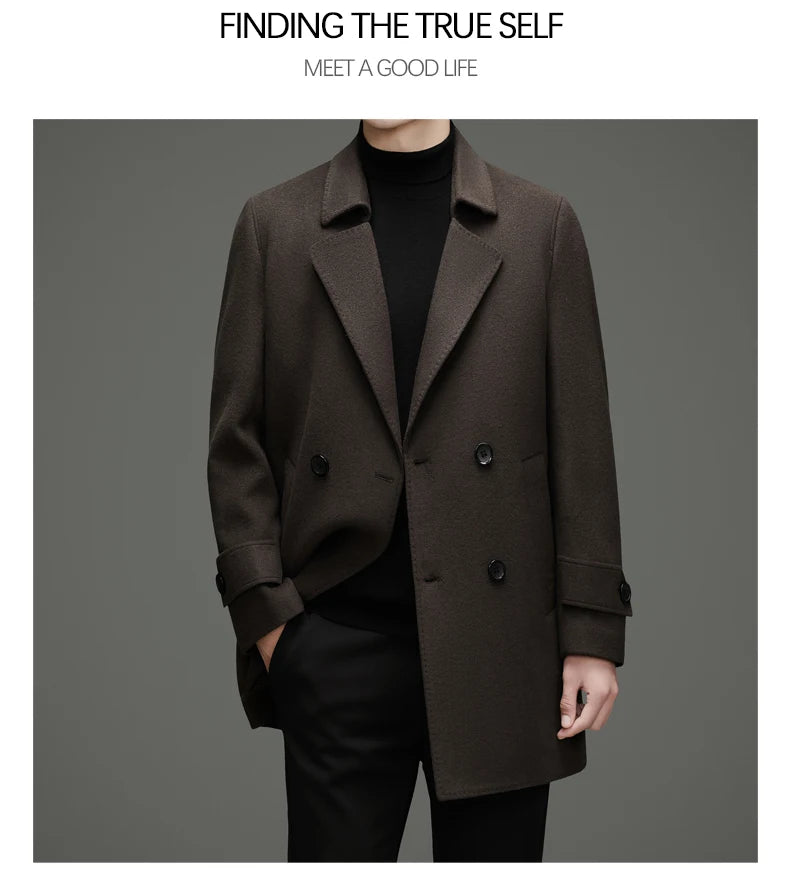 Abrigo de lana de doble faz para hombre, suave y cálido, ideal como prenda esencial. Incluye chaleco de plumas y forro. Color negro café. Estilo clásico.