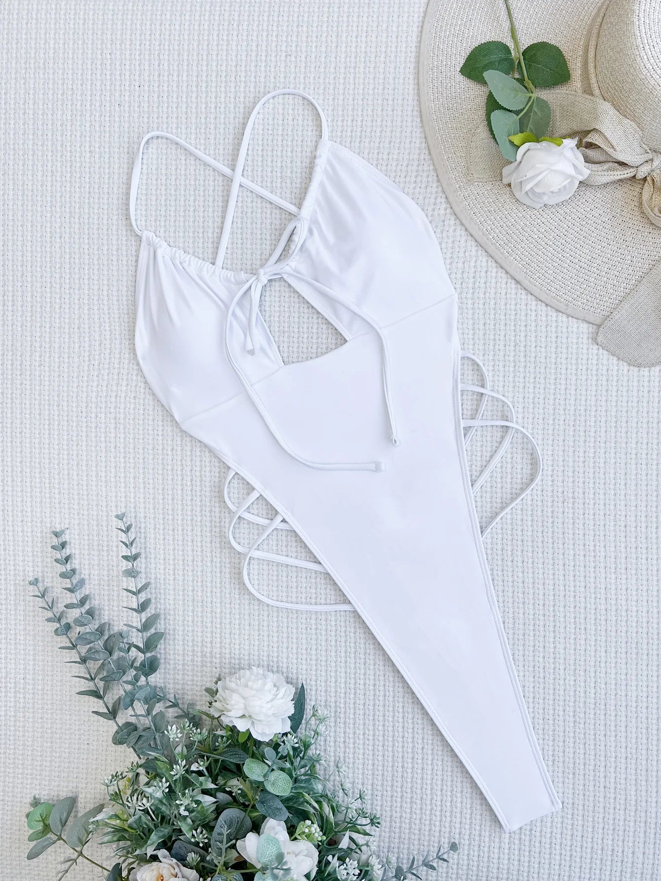 Traje de baño de una pieza tipo tanga, con espalda descubierta y diseño ultra mini, estilo tanga, para mujer. Incluye pareo, corte alto y diseño monokini.