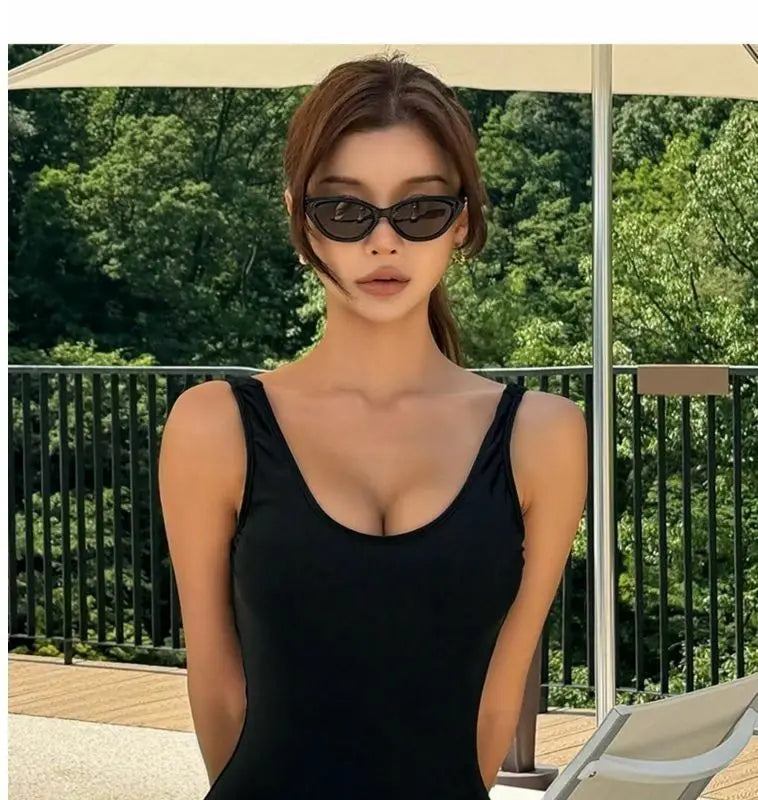 Traje de baño de una pieza con tirantes y espalda en V para chica sexy de 2025. Traje de baño de bikini sin espalda con fruncido de aguas termales.
