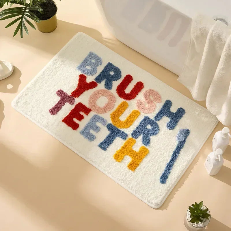 Consigue una alfombra de baño, una bonita alfombra para la bañera o una alfombra de baño para decorar apartamentos, una alfombra de ducha con mechones grises y blancos.