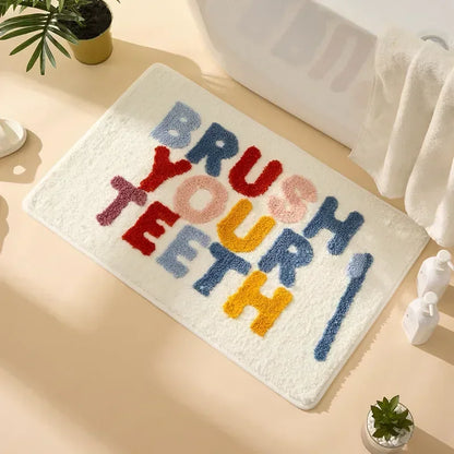 Consigue una alfombra de baño, una bonita alfombra para la bañera o una alfombra de baño para decorar apartamentos, una alfombra de ducha con mechones grises y blancos.