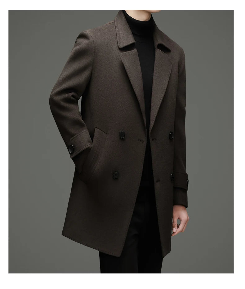 Abrigo de lana de doble faz para hombre, suave y cálido, ideal como prenda esencial. Incluye chaleco de plumas y forro. Color negro café. Estilo clásico.