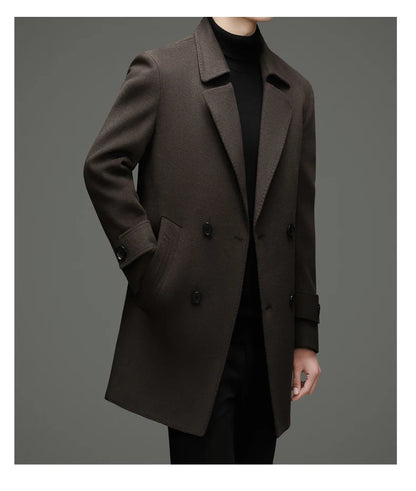 Abrigo de lana de doble faz para hombre, suave y cálido, ideal como prenda esencial. Incluye chaleco de plumas y forro. Color negro café. Estilo clásico.