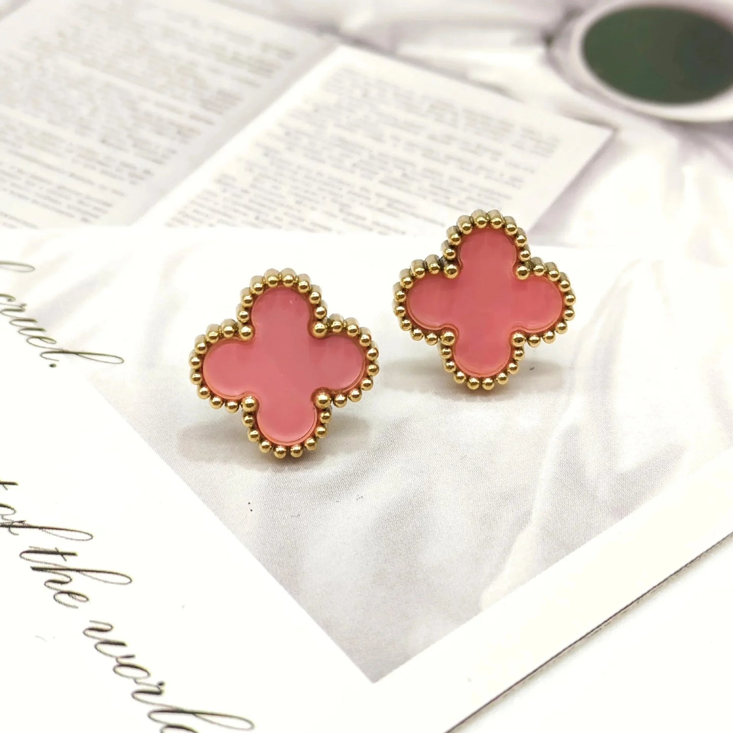 Pendientes de nácar con cuatro hojas de acero inoxidable con diseño de hierba de la suerte, chapados en oro y con retención de color, versátiles para mujer