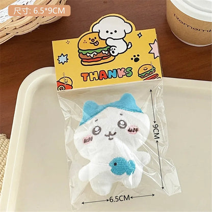 Lindo broche de peluche de dibujos animados de Chiikawa, decoración para mochila de niña, bolso, colgante, accesorio, muñeca, bufanda, ropa, prendedor, regalo para niños