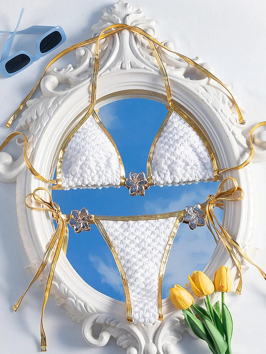 Bikini de dos piezas con cuello halter y fruncido de flores de metal para mujer