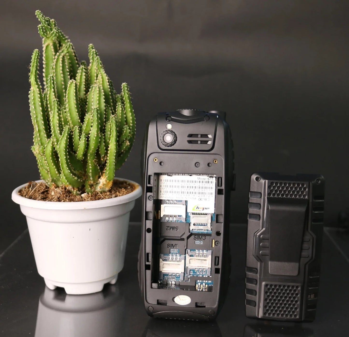 Teléfono militar a prueba de golpes con batería de gran capacidad, 3 SIM, botón SOS, voz potente, marcación rápida, clip integrado, resistente y funcional para personas mayores.