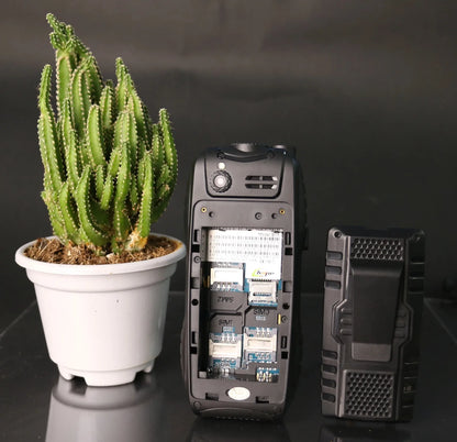 Teléfono militar a prueba de golpes con batería de gran capacidad, 3 SIM, botón SOS, voz potente, marcación rápida, clip integrado, resistente y funcional para personas mayores.