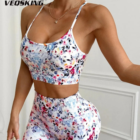 Conjunto de yoga para mujer, camisola deportiva sin costuras en la espalda y pantalones cortos de yoga con realce de cadera, transpirable y de secado rápido.