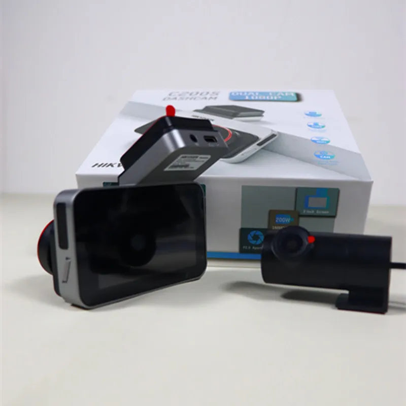 Grabadora de salpicadero Hikvision con cámara dual delantera y trasera, visión nocturna Starlight y pantalla de 3 pulgadas.