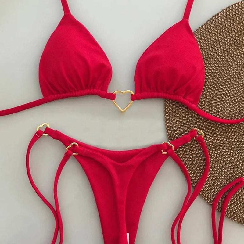 Bikini de dos piezas de color liso con escote halter y tiras, estilo triángulo, con hebilla metálica en forma de corazón. Traje de baño con cordones para mujer.