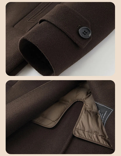 Abrigo de lana de doble faz para hombre, suave y cálido, ideal como prenda esencial. Incluye chaleco de plumas y forro. Color negro café. Estilo clásico.