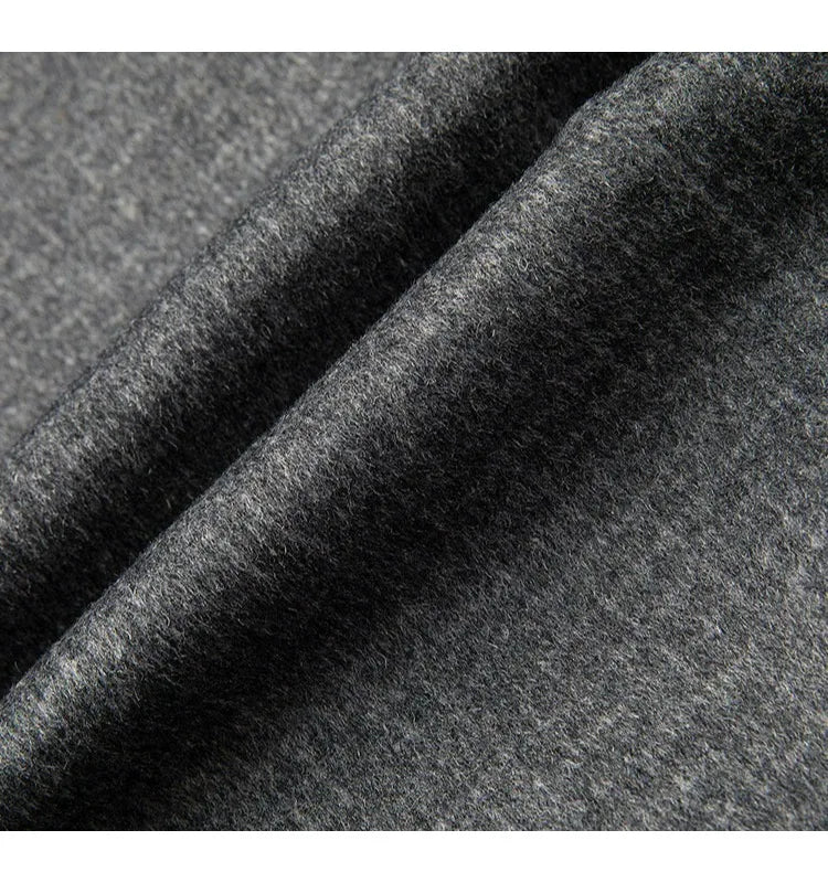 Abrigo de lana de doble faz para hombre, colección invierno 2025, estilo clásico informal de negocios, con solapa de muesca. Gabardina premium de largo medio.