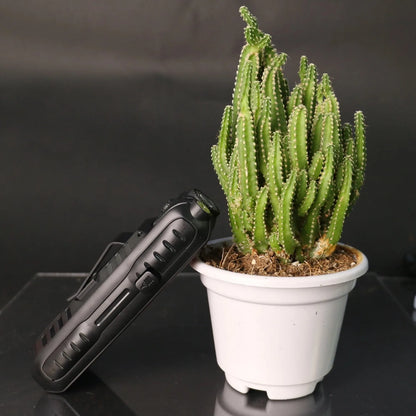 Teléfono militar a prueba de golpes con batería de gran capacidad, 3 SIM, botón SOS, voz potente, marcación rápida, clip integrado, resistente y funcional para personas mayores.