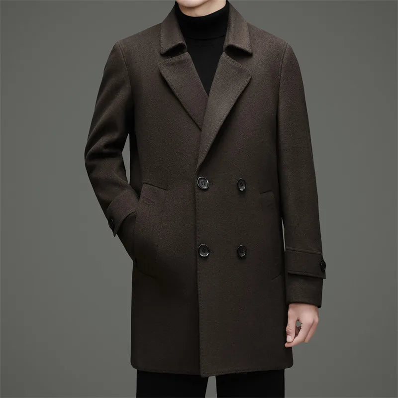 Abrigo de lana de doble faz para hombre, suave y cálido, ideal como prenda esencial. Incluye chaleco de plumas y forro. Color negro café. Estilo clásico.