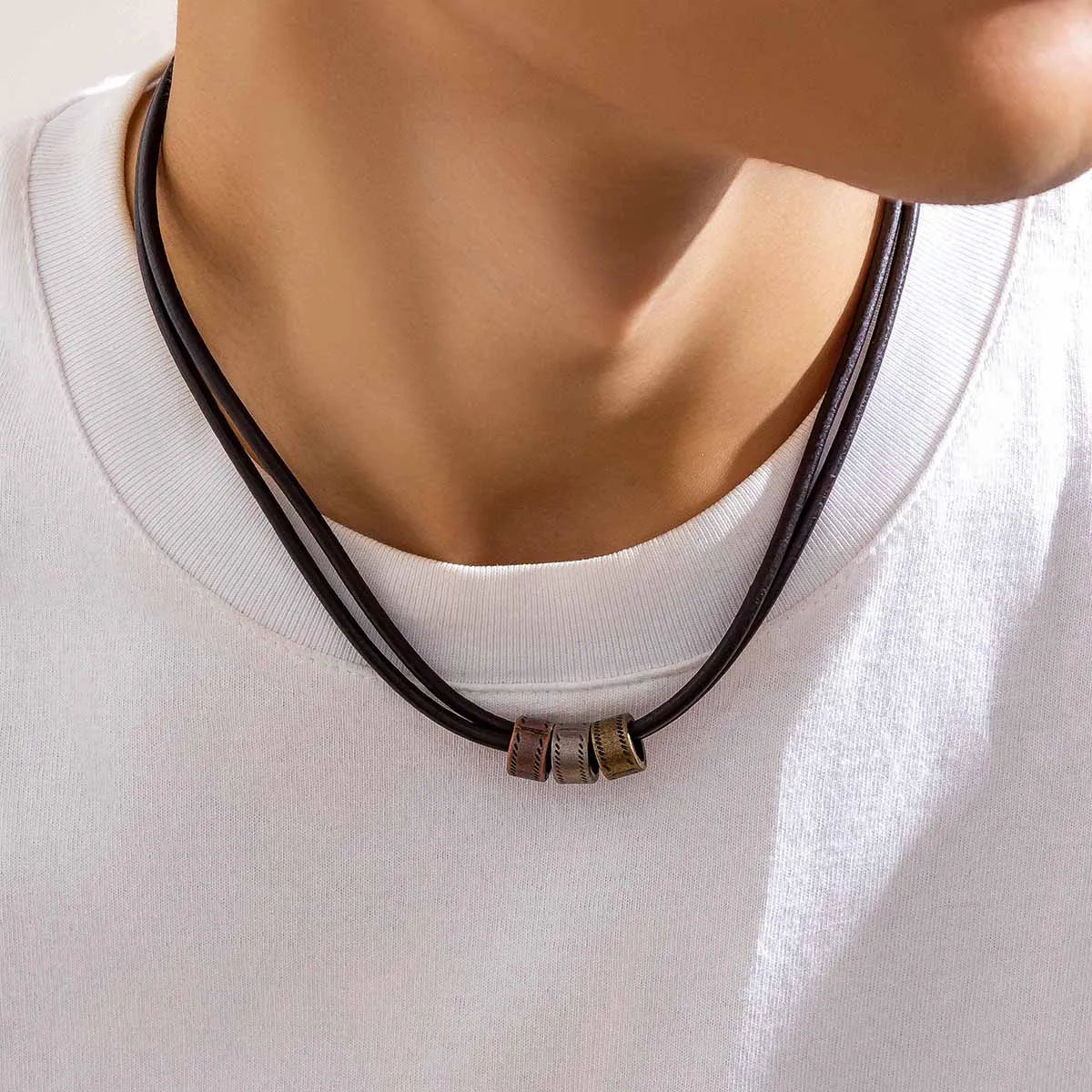 Gargantilla vintage de cuero sintético con cuentas de metal para hombre, collar moderno para el cuello, accesorios 2023, joyería de moda, regalo para hombre