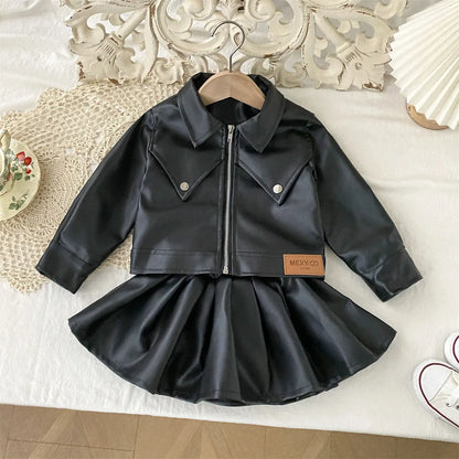 Conjunto de ropa infantil 2025, otoño, nueva y genial chaqueta de cuero sintético para niñas con falda corta, conjunto de dos piezas a la moda.