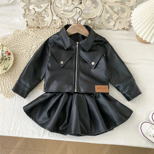 Conjunto de ropa infantil 2025, otoño, nueva y genial chaqueta de cuero sintético para niñas con falda corta, conjunto de dos piezas a la moda.