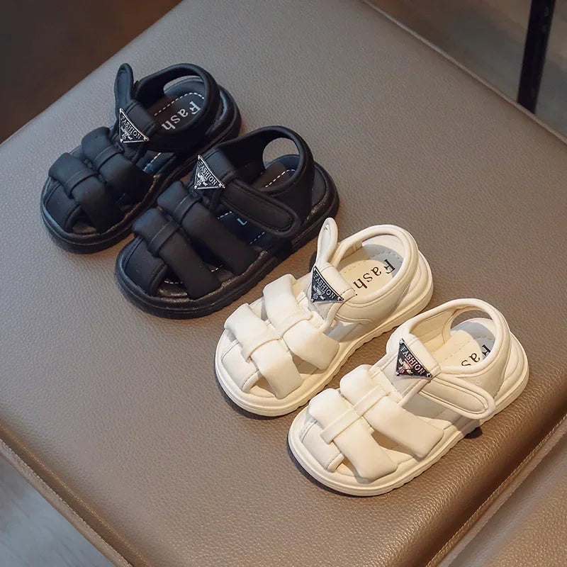 Sandalias para niños, novedad de verano 2024, moda para niños y niñas, color sólido, con cierre de velcro, antideslizantes, suela suave, decoración metálica versátil.