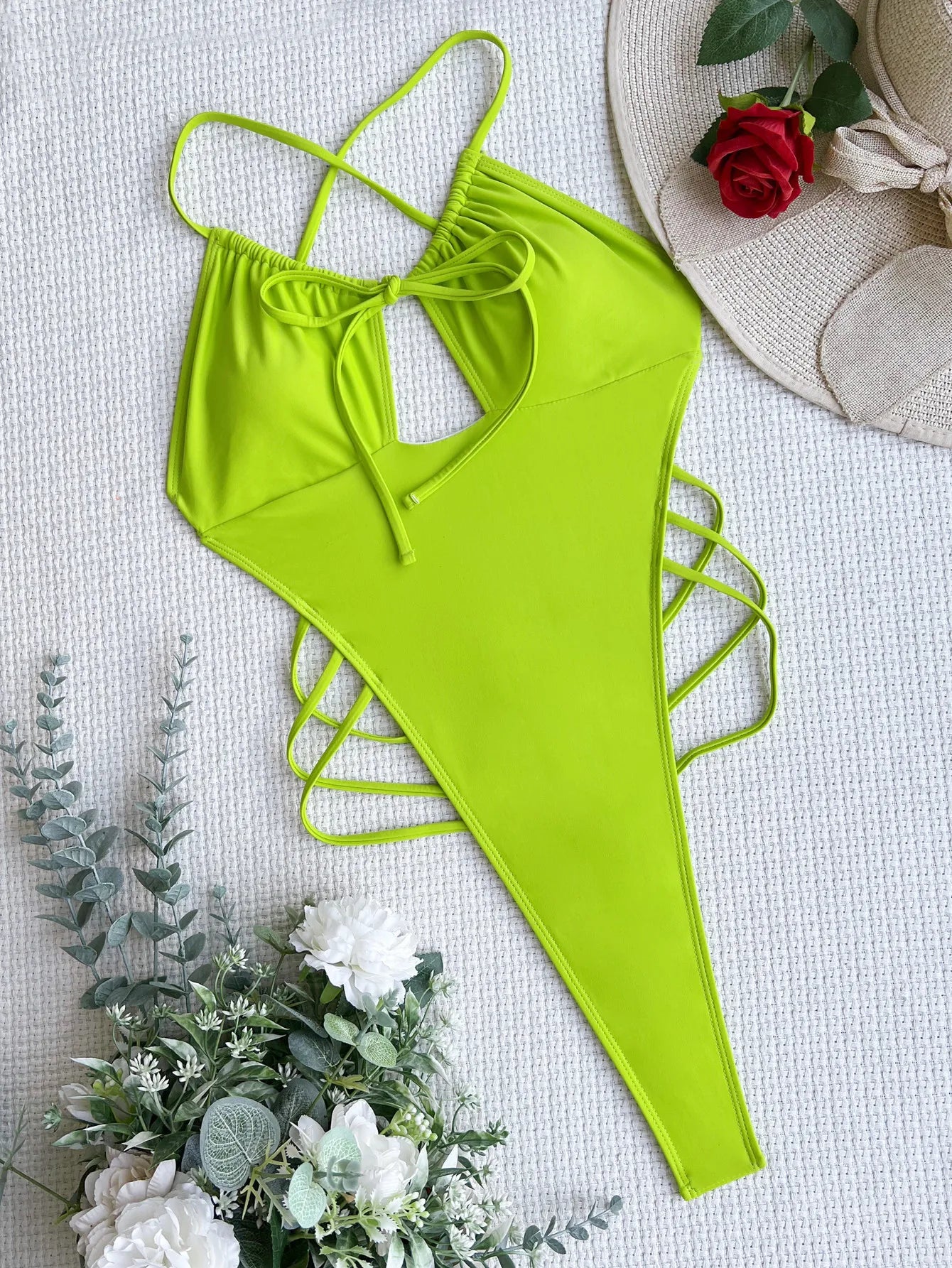 Traje de baño de una pieza tipo tanga, con espalda descubierta y diseño ultra mini, estilo tanga, para mujer. Incluye pareo, corte alto y diseño monokini.