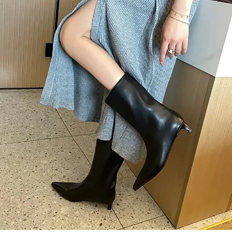 Botines de diseño para mujer, estilo moderno, tacón bajo cuadrado, ideales para fiestas, bailes y eventos. Botines cortos sin cordones.