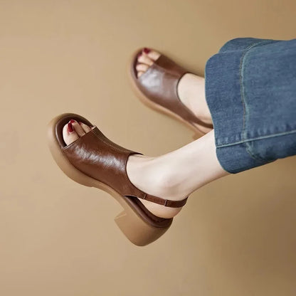 Sandalias francesas sencillas de estilo romano con boca de pez para mujer, zapatos de verano nuevos de piel suave con tiras traseras y tacón grueso alto.
