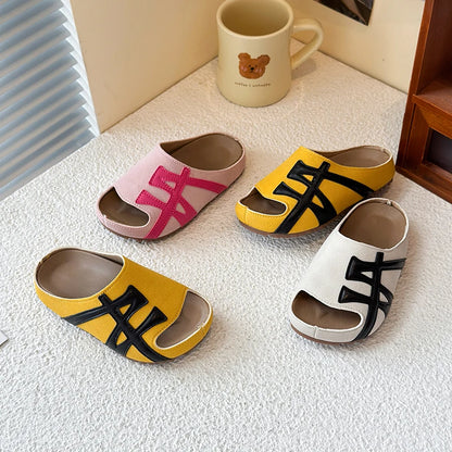 2025 nuevos zapatos infantiles para niños y niñas, con tacón plano y suela suave, cómodos y versátiles para uso al aire libre.