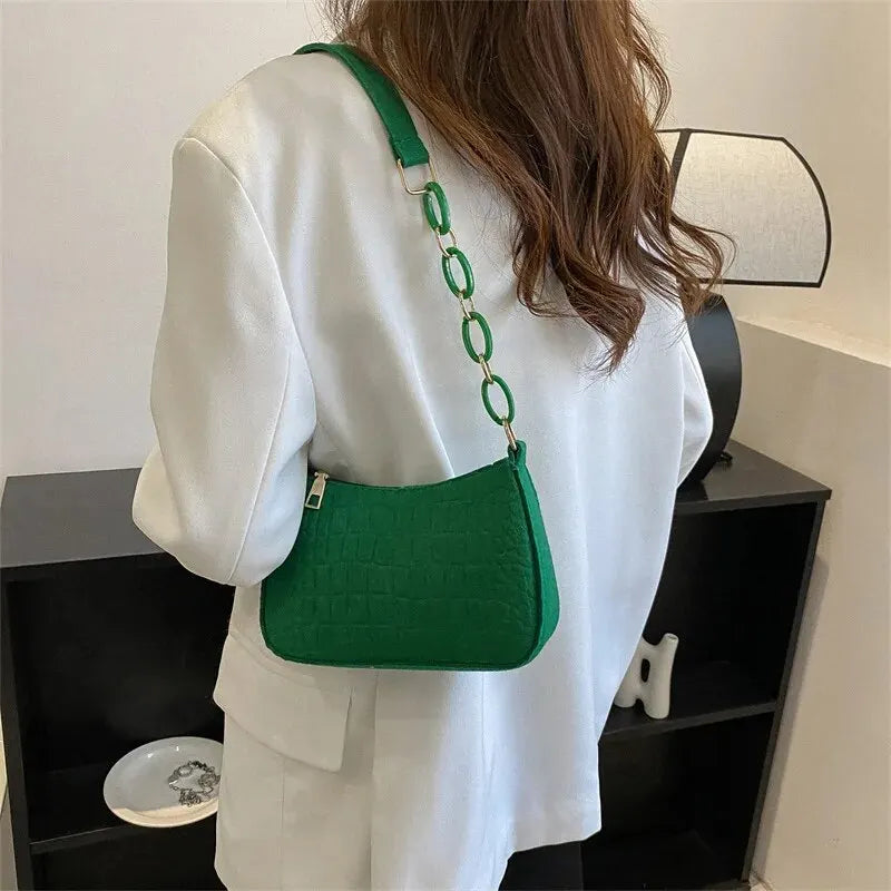 Bolso pequeño cuadrado estilo retro, popular, de temperamento suave, para el hombro, de otoño 2024, a la moda, informal, tipo yanqui, para las axilas.