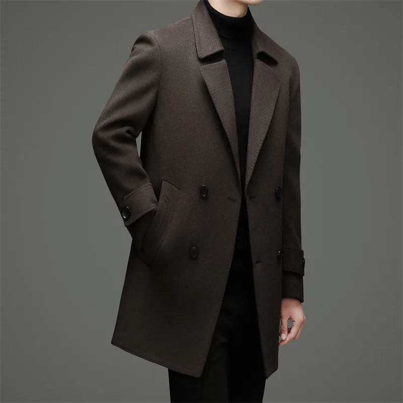 Abrigo de lana de doble faz para hombre, suave y cálido, ideal como prenda esencial. Incluye chaleco de plumas y forro. Color negro café. Estilo clásico.