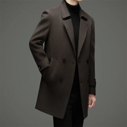 Abrigo de lana de doble faz para hombre, suave y cálido, ideal como prenda esencial. Incluye chaleco de plumas y forro. Color negro café. Estilo clásico.