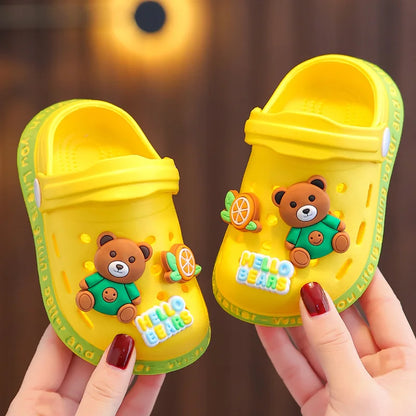 Sandalias de verano para niñas y bebés: zapatillas de interior de suela suave para niños pequeños con dibujos animados, zapatos huecos transpirables para niños.