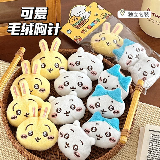 Lindo broche de peluche de dibujos animados de Chiikawa, decoración para mochila de niña, bolso, colgante, accesorio, muñeca, bufanda, ropa, prendedor, regalo para niños