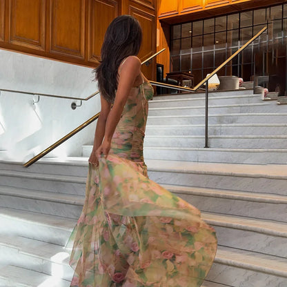 Vestido largo elegante con estampado floral, tirantes finos y espalda descubierta. Vestido ajustado con abertura alta y fruncido. Ideal para la playa, vacaciones o fiestas.