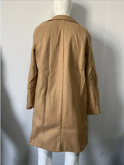 Abrigo de lana y mezclas para hombre, de manga larga, estilo casual, con cuello clásico, corte ajustado y confeccionado en colores lisos. Disponible en 10 colores.