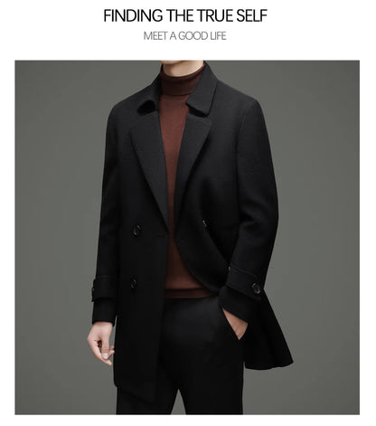 Abrigo de lana de doble faz para hombre, suave y cálido, ideal como prenda esencial. Incluye chaleco de plumas y forro. Color negro café. Estilo clásico.