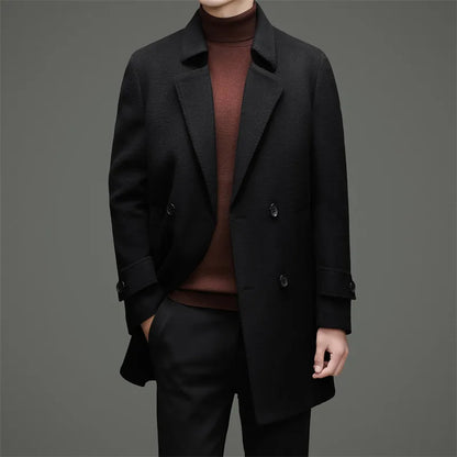 Abrigo de lana de doble faz para hombre, suave y cálido, ideal como prenda esencial. Incluye chaleco de plumas y forro. Color negro café. Estilo clásico.