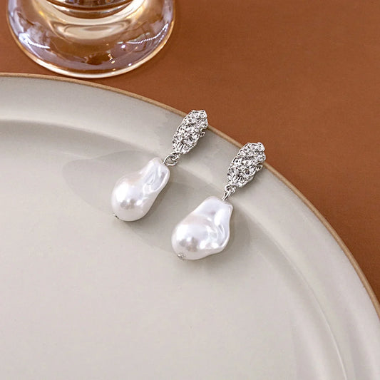 Pendientes de perlas irregulares geométricas con aguja, colgante de perla barroca plegada simple, pendientes únicos de lujo para mujer
