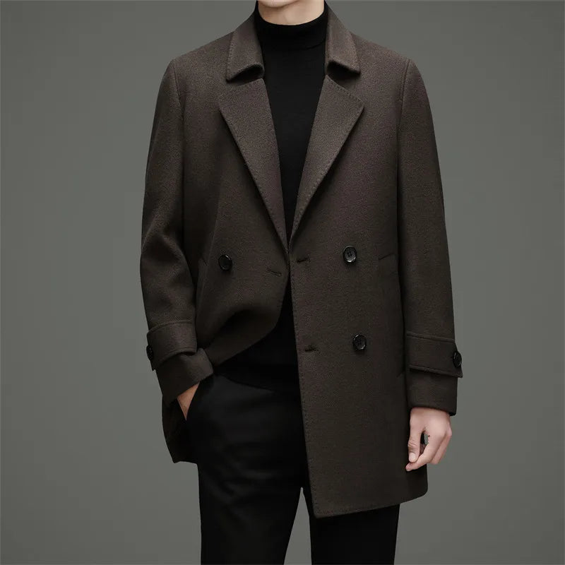 Abrigo de lana de doble faz para hombre, suave y cálido, ideal como prenda esencial. Incluye chaleco de plumas y forro. Color negro café. Estilo clásico.