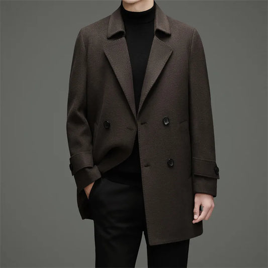Abrigo de lana de doble faz para hombre, suave y cálido, ideal como prenda esencial. Incluye chaleco de plumas y forro. Color negro café. Estilo clásico.