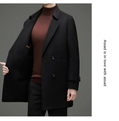 Abrigo de lana de doble faz para hombre, suave y cálido, ideal como prenda esencial. Incluye chaleco de plumas y forro. Color negro café. Estilo clásico.