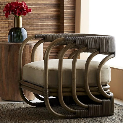 Moderno conjunto de muebles de exterior de aluminio con aspecto de madera, sofá de ratán y mesa de centro para patio, balcón, terraza o salón de jardín de hotel.