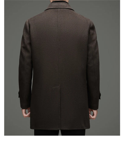 Abrigo de lana de doble faz para hombre, suave y cálido, ideal como prenda esencial. Incluye chaleco de plumas y forro. Color negro café. Estilo clásico.