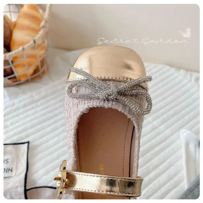 Los zapatos de cuero para niñas son versátiles y elegantes. Zapatos de tacón bajo para niña, con diseño brillante y forma de lazo, para otoño e invierno.